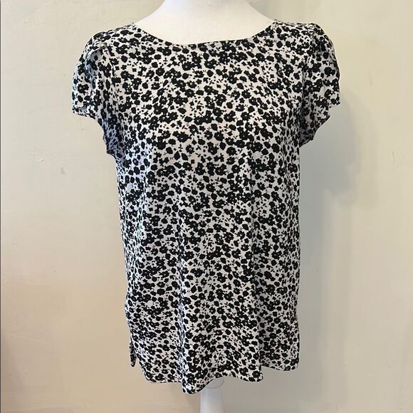 LOFT black white floral cap sleeve button back blouse Size S EUC - Picture 1 of 9